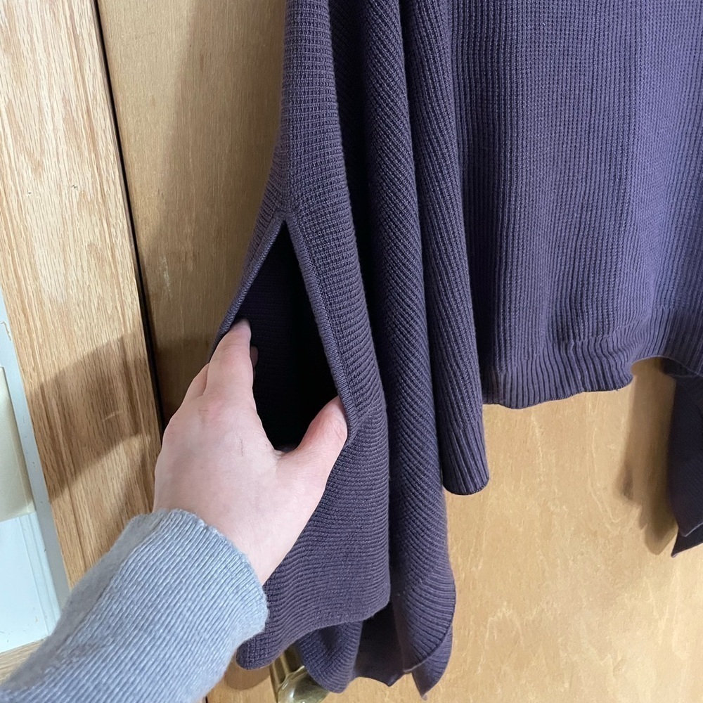 #22-LULULEMON-Forward Flow Cape - Picture 5 of 5